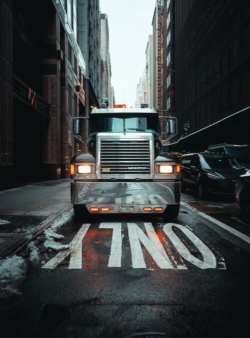 De voordelen van het huren van een vrachtwagen met hijskraan
